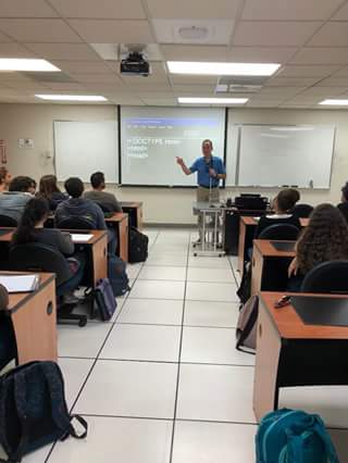 Foto de Manolo ofreciendo charla a estudiantes de programación.